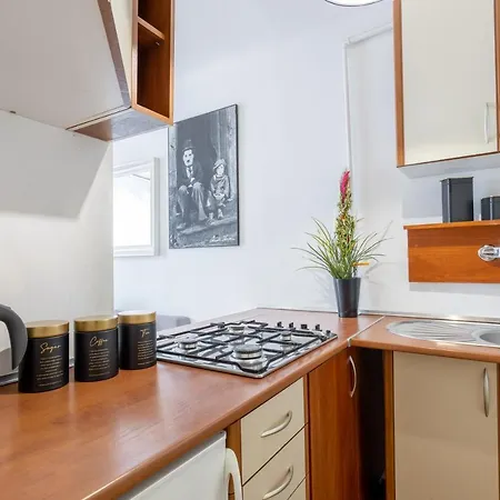 Daire Close-one Bedroom - Wola - Zelazna Varşova
